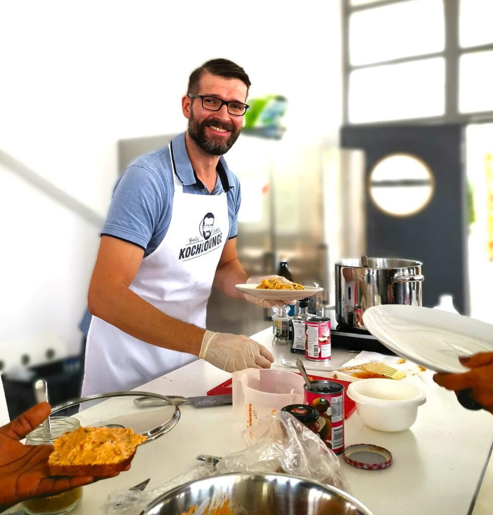 Mann der für andere eine Kochshow macht