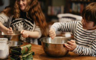 2 Kinder rühren in Schüssel