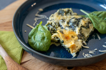 Spinatlasagne auf Teller
