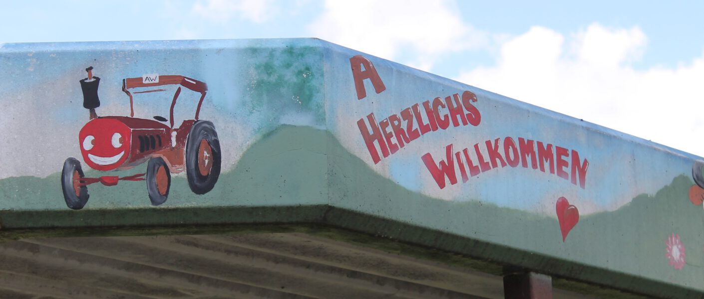 Gebäude mit Schriftzug Herzlich Willkommen